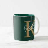 Modern Emerald Groen Goud Monogram Script Tweekleurige Koffiemok (Voorkant rechts)