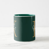 Modern Emerald Groen Goud Monogram Script Tweekleurige Koffiemok (Center)