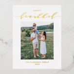 Modern en elegant script Happy Hanukkah-foto Folie Feestdagen Briefkaart<br><div class="desc">Happy Hanukkah! Verstuur Hanukkah naar familie en vrienden met dit aanpasbare goudfolie Hanukkah-briefkaart. Het bevat een elegante kalligrafie en eenvoudige typografie. Personaliseer door namen en een foto toe te voegen. Deze goudfolie Happy Hanukkah briefkaart is beschikbaar op andere kartonnen dozen.</div>