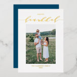 Modern en elegant script Happy Hanukkah-foto Folie Feestdagenkaart<br><div class="desc">Happy Hanukkah! Verstuur Hanukkah graag naar familie en vrienden met deze aanpasbare goudfolie Hanukkah-kaart. Het bevat elegante kalligrafie en eenvoudige typografie. Personaliseer door namen en een foto toe te voegen. Deze elegante Happy Hanukkah-kaart is beschikbaar op andere kartonnen dozen.</div>