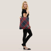 Modern en klassiek rood en blauw geplakt monogram tote bag (Op model)