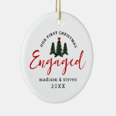 Modern Engaged Onze Eerste Kerstmis Gepersonalisee Keramisch Ornament (Rechts)