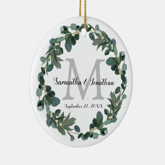 Modern Eucalyptus Wreath Monogram Weddenschap Keramisch Ornament (Rechts)
