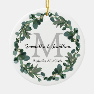 Modern Eucalyptus Wreath Monogram Weddenschap Keramisch Ornament