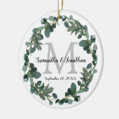 Modern Eucalyptus Wreath Monogram Weddenschap Keramisch Ornament (Links)