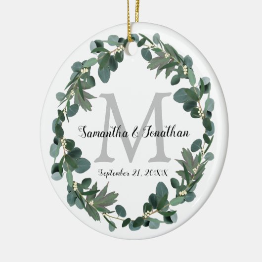 Modern Eucalyptus Wreath Monogram Weddenschap Keramisch Ornament (Links)