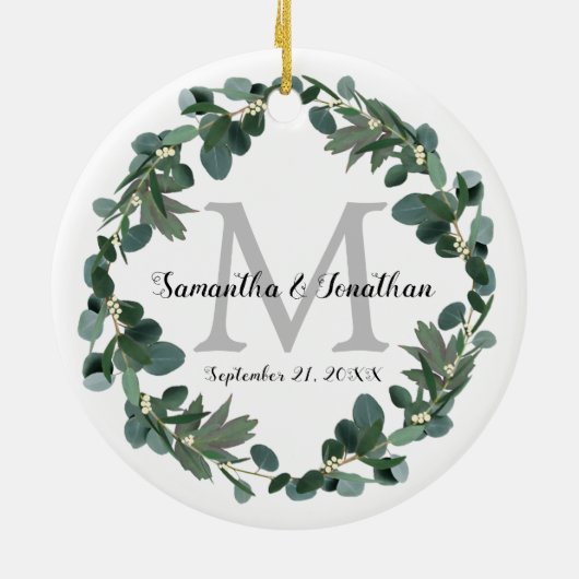 Modern Eucalyptus Wreath Monogram Weddenschap Keramisch Ornament (Achterkant)