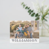 Modern Familieportret Aangepaste Achternaam Kerstm Feestdagenkaart (Staand voorkant)