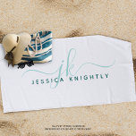 Modern Fancy Script Monogram Blauwgroen Turquoise  Strandlaken<br><div class="desc">Gepersonaliseerde moderne strandlaken met eenvoudige, fancy script script initialen of monogram en naam in uw keuze van kleuren (weergegeven in blauwgroen en turquoise op een bewerkbare witte achtergrond kleur voor een stijlvolle look. WIJZIGINGEN: Wijzig de achtergrondkleur, kies een gestileerde grafische achtergrond of wijzig de stijl, kleur, grootte en plaatsing van...</div>