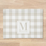 Modern Farmhouse Beige Buffalo Check Monogram Theedoek<br><div class="desc">Aangepast ontworpen keukenhanddoek in de stijl van een boerderij met gepersonaliseerde monogram en familienaam op beige buffelcheques/vlechtpatronen.</div>