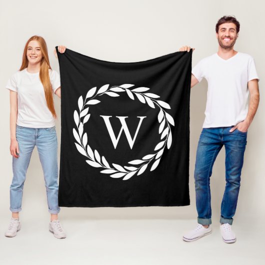 Modern Farmhouse Floral Chic Monogrammed Fleece Deken (In situ)