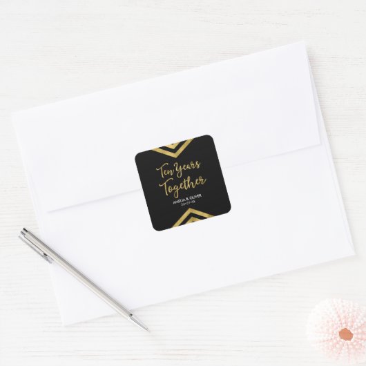 Modern Faux Gold Chevron 10de Jubileum Partij Vierkante Sticker (Envelop)