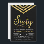 Modern Faux Gold Chevron 60th Birthday Party Kaart<br><div class="desc">Moderne uitnodiging op 60ste verjaardag met een elegante geometrische chevron en het woord "60" in faux goud tegen een zwarte achtergrond. De kaart omvat een passende achterkant van het patroon. Bekijk hier de overeenkomende items http://www.zazzle.com/collections/modern_faux_gold_chevron_celebration_collection-119531050277382712?rf=238364477188679314 en pas deze aan door de plaatsaanduidingstekst te vervangen om uw informatie toe te voegen....</div>