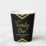 Modern Faux Gold Chevron Geometric 21st Birthday Papieren Bekers<br><div class="desc">Deze moderne papieren bekers zijn voorzien van een elegant geometrisch chevron-ontwerp en het woord "Twenty One" in faux gouden folie tegen een zwarte achtergrond; ideaal voor een 21e verjaardagsfeest. Personaliseer het door de tekst van de plaatsaanduiding te vervangen door uw eigen informatie. Voor meer opties, zoals het wijzigen van het...</div>