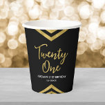 Modern Faux Gold Chevron Geometric 21st Birthday Papieren Bekers<br><div class="desc">Deze moderne papieren bekers zijn voorzien van een elegant geometrisch chevron-ontwerp en het woord "Twenty One" in faux gouden folie tegen een zwarte achtergrond; ideaal voor een 21e verjaardagsfeest. Personaliseer het door de tekst van de plaatsaanduiding te vervangen door uw eigen informatie. Voor meer opties, zoals het wijzigen van het...</div>