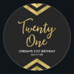 Modern Faux Gold Chevron Geometric 21st Birthday Ronde Sticker<br><div class="desc">Deze moderne ronde sticker is voorzien van een elegant geometrisch chevron-ontwerp en van de woorden "21" in faux goud tegen een zwarte achtergrond; perfect voor een 21e verjaardag party. Bekijk de overeenkomende uitnodigingen en items hier http://www.zazzle.com/collections/modern_faux_gold_chevron_celebration_collection-119531050277382712?rf=238364477188679314 en pas deze aan met uw details door de plaatsaanduidingstekst te vervangen. Klik voor...</div>