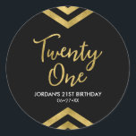 Modern Faux Gold Chevron Geometric 21st Birthday Ronde Sticker<br><div class="desc">Deze moderne ronde sticker is voorzien van een elegant geometrisch chevron-ontwerp en van de woorden "21" in faux goud tegen een zwarte achtergrond; perfect voor een 21e verjaardag party. Bekijk de overeenkomende uitnodigingen en items hier http://www.zazzle.com/collections/modern_faux_gold_chevron_celebration_collection-119531050277382712?rf=238364477188679314 en pas deze aan met uw details door de plaatsaanduidingstekst te vervangen. Klik voor...</div>