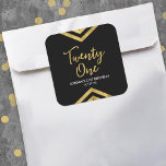 Modern Faux Gold Chevron Geometric 21st Birthday Vierkante Sticker<br><div class="desc">Deze moderne vierkante sticker is voorzien van een elegant geometrisch chevron-ontwerp en het woord "21" in faux goud tegen een zwarte achtergrond; perfect voor een 21e verjaardag-feest. Bekijk de overeenkomende uitnodigingen en items hier http://www.zazzle.com/collections/modern_faux_gold_chevron_celebration_collection-119531050277382712?rf=238364477188679314 en pas deze aan met uw details door de plaatsaanduidingstekst te vervangen. Klik voor meer opties...</div>