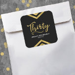 Modern Faux Gold Chevron Geometric 30th Birthday Vierkante Sticker<br><div class="desc">Deze chique vierkante sticker heeft een elegante geometrische chevron en het woord "Thirty" in faux gold tegen een zwarte achtergrond. Het is geweldig voor een 30ste verjaardag. Bekijk hier overeenkomende uitnodigingen en items http://www.zazzle.com/collections/modern_faux_gold_chevron_celebration_collection-119531050277382712?rf=238364477188679314 Personaliseer het met uw gegevens door de tekst van de plaatsaanduiding te vervangen. Klik op de knop...</div>