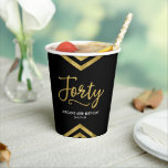 Modern Faux Gold Chevron Geometric 40th Birthday Papieren Bekers<br><div class="desc">Deze chique papieren bekers zijn voorzien van een elegante geometrische chevron en het woord "Forty" in faux gouden folie tegen een zwarte achtergrond. Geweldig voor een 40ste verjaardag. Personaliseer het door de tekst van de plaatsaanduiding te vervangen door uw eigen informatie. Voor meer opties, zoals het wijzigen van het lettertype...</div>