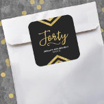 Modern Faux Gold Chevron Geometric 40th Birthday Vierkante Sticker<br><div class="desc">Deze elegante vierkante sticker is voorzien van een moderne geometrische chevron en het woord "Forty" in faux gold tegen een zwarte achtergrond. Het is geweldig voor een 40ste verjaardag. Bekijk hier overeenkomende uitnodigingen en items http://www.zazzle.com/collections/modern_faux_gold_chevron_celebration_collection-119531050277382712?rf=238364477188679314 Personaliseer het met uw gegevens door de tekst van de plaatsaanduiding te vervangen. Klik op...</div>