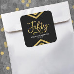Modern Faux Gold Chevron Geometric 50th Birthday Vierkante Sticker<br><div class="desc">Deze vierkante sticker is voorzien van een elegante geometrische chevron en het woord "vijftig" in faux goud tegen een zwarte achtergrond. Het is geweldig voor een viering van 50 jaar. Bekijk de overeenkomende uitnodigingen en items hier http://www.zazzle.com/collections/modern_faux_gold_chevron_celebration_collection-119531050277382712?rf=238364477188679314 en pas deze aan met uw details door de plaatsaanduidingstekst te vervangen. Klik...</div>