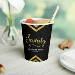 Modern Faux Gold Chevron Geometric 70th Birthday Papieren Bekers<br><div class="desc">Deze chique papieren bekers zijn voorzien van een elegante geometrische chevron en het woord "Seventy" in faux gouden folie tegen een zwarte achtergrond. Geweldig voor een 70ste verjaardag. Personaliseer het door de tekst van de plaatsaanduiding te vervangen door uw eigen informatie. Voor meer opties, zoals het wijzigen van het lettertype...</div>