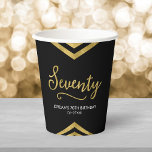 Modern Faux Gold Chevron Geometric 70th Birthday Papieren Bekers<br><div class="desc">Deze chique papieren bekers zijn voorzien van een elegante geometrische chevron en het woord "Seventy" in faux gouden folie tegen een zwarte achtergrond. Geweldig voor een 70ste verjaardag. Personaliseer het door de tekst van de plaatsaanduiding te vervangen door uw eigen informatie. Voor meer opties, zoals het wijzigen van het lettertype...</div>