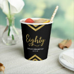 Modern Faux Gold Chevron Geometric 80th Birthday Papieren Bekers<br><div class="desc">Deze chique papieren bekers zijn voorzien van een elegante geometrische chevron en het woord "Eighty" in faux gouden folie tegen een zwarte achtergrond. Het is geweldig voor een 80ste verjaardag. Personaliseer het door de plaatsaanduidingstekst te vervangen door uw eigen gegevens. Klik op de knop "Aanpassen" voor meer opties, zoals het...</div>