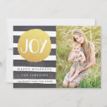 Modern Faux Gold Foil Stripes Joy kerstfoto Feestdagenkaart<br><div class="desc">Zwarte waterverf strepen met een gouden folie als cirkel,  het lezen van JOY. Leeg op de achterkant voor het toevoegen van een persoonlijk bericht! Vervang de sjabloon foto's door eigen afbeeldingen voordat u tot aankoop overgaat.</div>