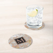 Modern Faux Roos Gold Marble Swirl Monogram Ronde Kartonnen Onderzetter (Insitu)