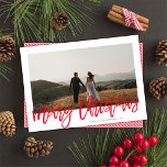 Modern feestelijk rood script Vrolijk kerstfeest 1 Feestdagenkaart<br><div class="desc">Deze moderne maar elegante vakantiefotokaart heeft een enkele horizontale foto op een klassieke witte achtergrond en een begroeting in rood schrift met de tekst "Vrolijk kerstfeest". Dit ontwerp biedt plaats aan één horizontale foto aan de voorzijde. De achterkant van de kaart is een coördinerend rood met wit streepjespatroon, maar kan...</div>