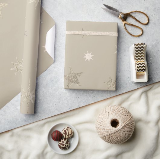 Modern Festive Natural Beige Gold Stars Roll Cadeaupapier (Crafts)