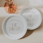 Modern Fete Gold hij deed het Afstuderen Papieren Bordje<br><div class="desc">Deze moderne fete gold hij deed het afstuderen papier borden zijn perfect voor een eenvoudig afstudeerder feest. Het ontwerp heeft een elegante boho-typografie met een vleugje verfijnde stijl in minimalistisch goud en wit. Personaliseer uw papieren borden met de naam van het afstuderen en het lesjaar.</div>