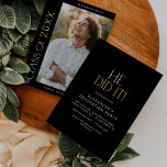 Modern Fete Zwart Goud Hij deed het Foto Afstudere Kaart<br><div class="desc">Deze moderne fete zwart goud deed hij het foto afstuderen uitnodiging is perfect voor een modern afstudeerder feest voor hem. Het ontwerp heeft een elegante boho-typografie met een vleugje verfijnde stijl in stijlvol donkerzwart en geel goud. Personaliseer de achterkant van uw afstudeerder party-uitnodiging met een foto van de afstuderen, naam,...</div>