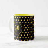 Modern Fifty & Fabulous met gouden Stippen op zwar Tweekleurige Koffiemok (Voorkant links)