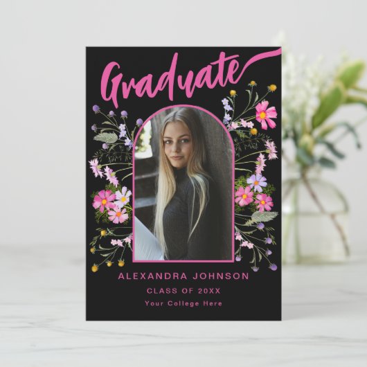 Modern Floral Afstuderen Foto Zwart Roze Script Aankondiging (Staand voorkant)