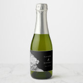 Modern Floral Black en White Sparkling Wijnetiket (Voorkant)