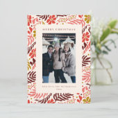 Modern Floral Border Warm Red Christmas Photo Feestdagenkaart (Staand voorkant)