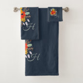 Modern Floral Burnt Sinaasappel Bouquet Monogram B Bad Handdoek (Insitu)