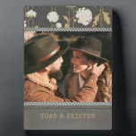 Modern Floral Country op maat Fotoplaat<br><div class="desc">Dit bloemontwerp heeft een bloemige, stippen en gestikte rand rondom uw favoriete foto met uw namen of tekst hieronder. #photo #floral #botanical #elegant #flowers #personalized #personalised #cool #chic #country #name #addyourown #addyourphoto #trendy #trending #diy #doityourself #modern #stripes #pattern #grunge #fashionable #style #stylish #photogifts #personalizedgifts #gifts #feminine #wedding #plaque #homedecor #decor...</div>