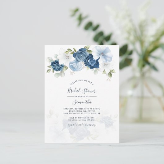 Modern Floral Dusty Blue Script Vrijgezellenfeest Uitnodiging Briefkaart (Staand voorkant)