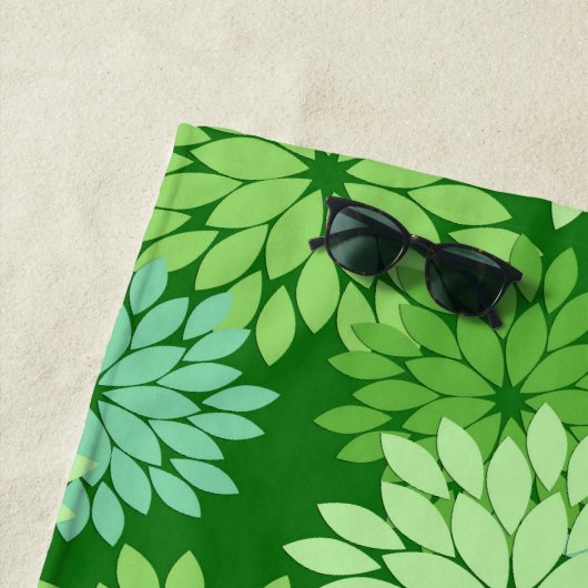 Modern Floral Kimono Print, Lime Green Strandlaken (In situ)