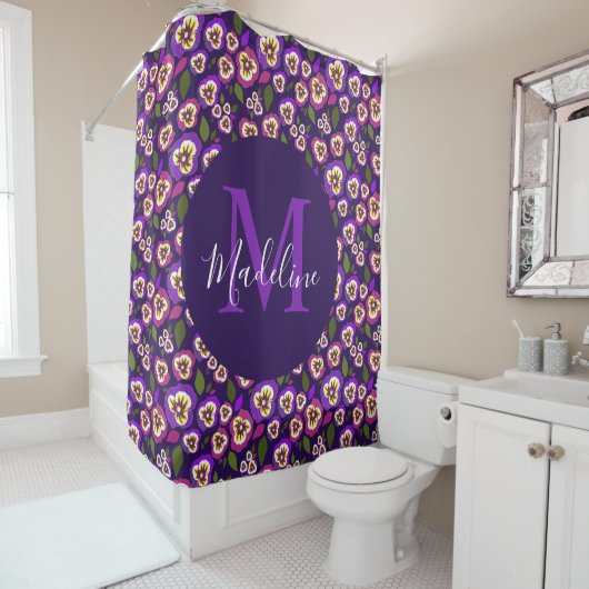 Modern Floral Pansies Pattern Paars Monogram Douchegordijn (In situ)