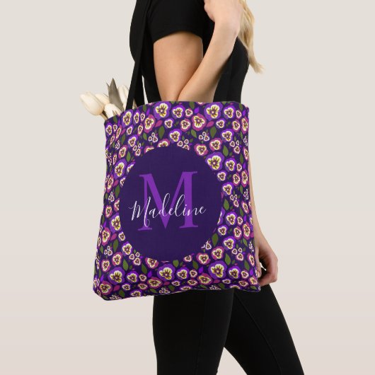 Modern Floral Pansies Pattern Paars Monogram Tote Bag (Dichtbij)