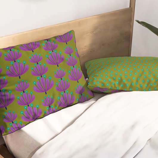 Modern Floral Pattern in Olive Green and Purple Kussensloop