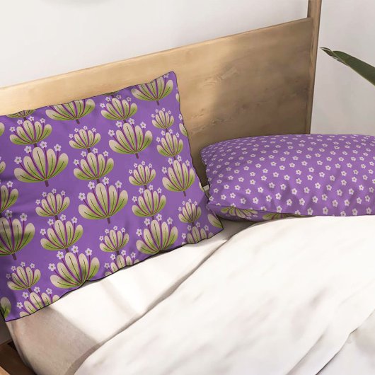 Modern Floral Pattern in Purple and Green Kussensloop