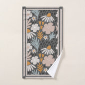 Modern Flowers Perwinkle, Oranje, Blush on Brown Bad Handdoek (Handdoek)