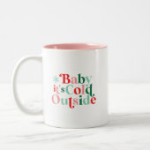 Modern Font Boho Baby Het is koud buiten Kerstmis Tweekleurige Koffiemok (Links)