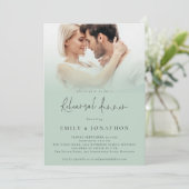 Modern Fotoscript Sage Huwelijksrepetitie Diner Kaart (Staand voorkant)